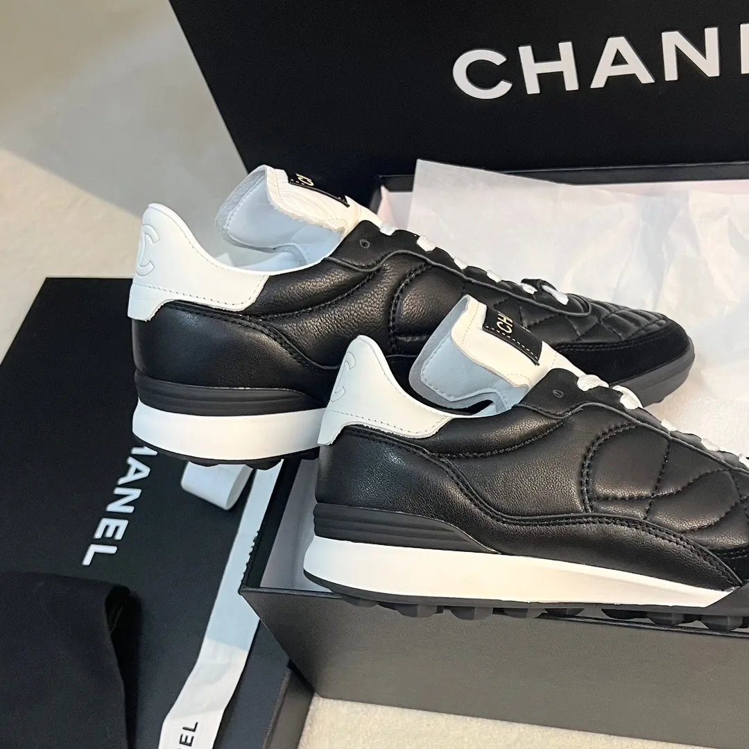 👟👟Ex-factory price p520👟👟 Women's shoes, women's clothing CHANEL 23s spring and summer sneakers new style ❤️ Original purchase, development, production, Xiaoxiang's casual sports shoes this season have hit Xiaohongshu INS. Various social platforms exploded like crazy! Classic design. The upper is electro-embroidered with various techniques. The outsole is fashionable and sporty. Extraordinary inclusion of a variety of panda shoe color elements. Lightweight and versatile❗️Not tired when you run wild❗️ Exquisitely packaged at the delivery counter🛍📦 ▪️Inner lining: original imported lambskin + diamond craft ▪️Sole: original molded T👟👟factory price pU combination outsole ▪️Heel height: 2CM ▪️Size: Women's size 35-40
